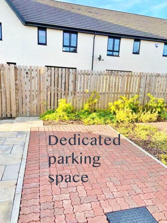 Villa 3 Bed House With Parking Near Airport EDI Exterior foto