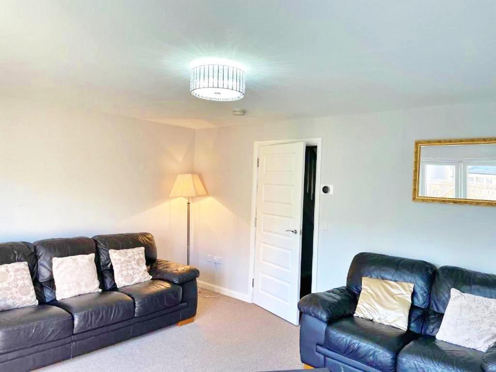 Villa 3 Bed House With Parking Near Airport EDI Exterior foto