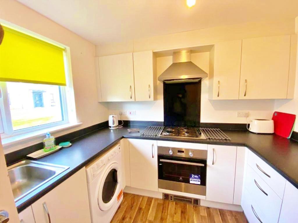 Villa 3 Bed House With Parking Near Airport EDI Exterior foto