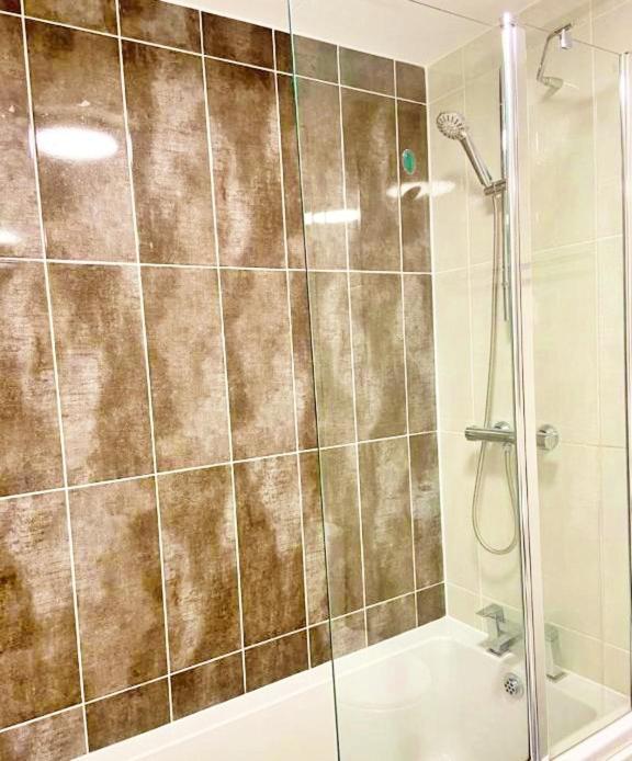 Villa 3 Bed House With Parking Near Airport EDI Exterior foto